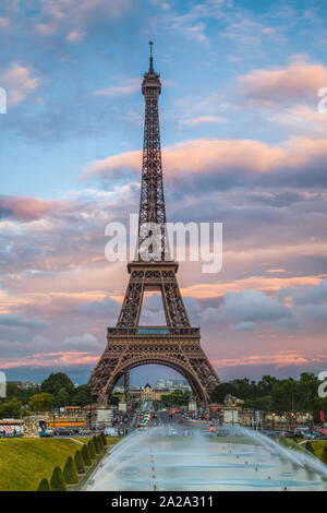 La Tour Eiffel le soir vu du Trocadéro Banque D'Images