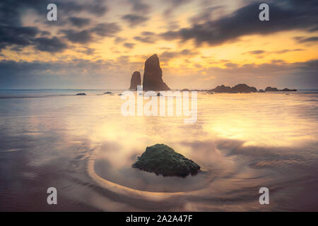 Les aiguilles à Cannon Beach au coucher du soleil dans l'Oregon, USA Banque D'Images
