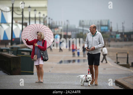 Heacham, West Norfolk, Royaume-Uni. 06Th Oct, 2019. Les gens s'aventurer le long de la promenade de Hunstanton aftr dernières fortes pluies, des grandes marées et d'un raz-de-marée ont laissé certaines parties de la côte entre Heacham Hunstanton et inondées. Heacham, météo West Norfolk, Royaume-Uni le 1 octobre 2019. Crédit : Paul Marriott/Alamy Live News Banque D'Images