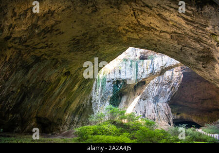 Voir l'intérieur de la grotte Devetaki Devetashka près du village et de la rivière Osam dans Lovetch, en Bulgarie. Merveille de la nature. L'une des plus grandes grottes karstiques dans l'Est de l'Eur Banque D'Images