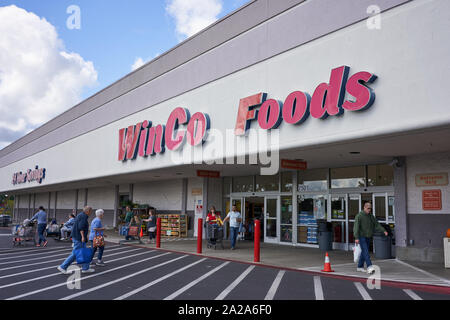 Les clients se trouvant à l'extérieur de l'entrée d'un supermarché WinCo Foods à Tigard, Oregon, le mardi 24 septembre 2019. Banque D'Images