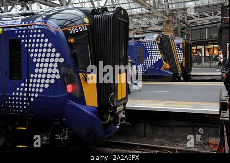 Scotrail Class 380 Desiro les trains électriques à la gare centrale de Glasgow Banque D'Images