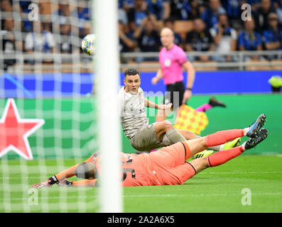 Milan, Italie. 1 octobre, 2019. Le FC Shakhtar Donetsk's Junor Moraes (haut) rivalise avec Atalanta gardien Pierluigi Gollini au cours de l'UEFA Champions League Groupe C entre l'Atalanta et match Shakhtar Donetsk à Milan, Italie, Octobre 1, 2019. Atalanta a perdu 1-2. Credit : Augusto Casasoli/Xinhua/Alamy Live News Banque D'Images