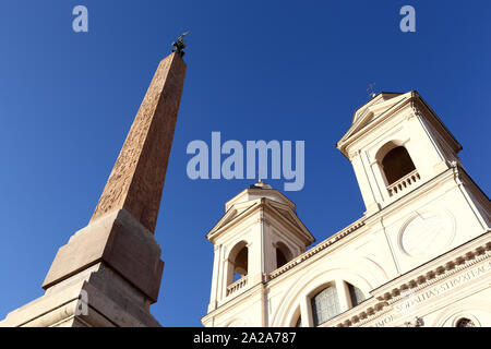 L'église de la Santissima Trinità dei Monti et Obélix Sallustiano Obelisco en haut de la place d'Espagne à Rome. Banque D'Images