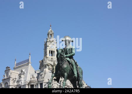 Porto, Portugal - La statue de Pedro IV sur la Praça do Município Banque D'Images