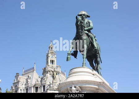 Porto, Portugal - La statue de Pedro IV sur la Praça do Município Banque D'Images