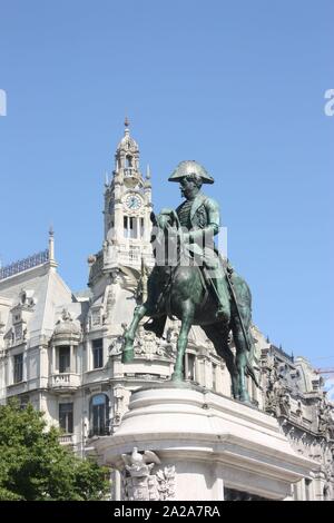 Porto, Portugal - La statue de Pedro IV sur la Praça do Município Banque D'Images