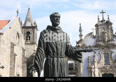 Guimaraes, Portugal - une statue de saint François, près de la Capela de São Francisco et de l'Igreja de São Francisco Banque D'Images