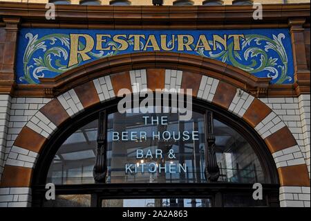 Lettrage de mosaïque Art nouveau au cours de la gare restaurant de la gare Victoria de Manchester, Royaume-Uni Banque D'Images