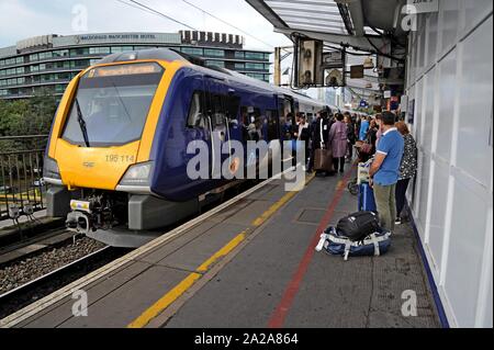 Une nouvelle classe du Nord 195 Civity DMU vu à la gare Manchester Piccadilly. Banque D'Images