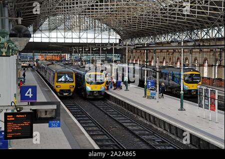 Passagers attendant de monter à bord d'un train TRANS Pennine Express à la gare de Manchester Piccadilly Banque D'Images