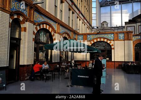 Lettrage de mosaïque Art nouveau au cours de la gare restaurant de la gare Victoria de Manchester, Royaume-Uni Banque D'Images