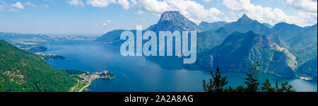 Vue sur le lac Traunsee à Salzkammergut, Autriche Banque D'Images