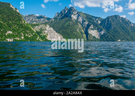 Vue depuis le lac Traunsee dans la région de Salzkammergut, Autriche Banque D'Images