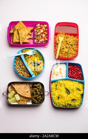 Groupe des Lunch Box / Tiffin pour enfants Indiens, montrant diverses ou option multiple ou une combinaison d'aliments sains pour les enfants de votre école Banque D'Images