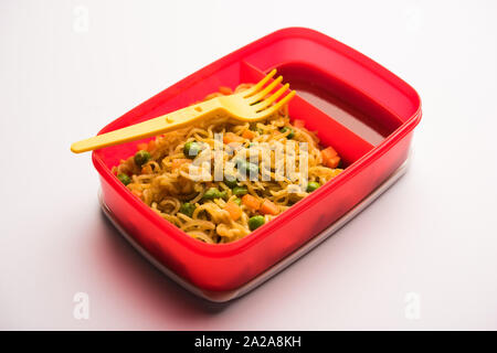 Boîte à lunch / Tiffin pour enfants Indiens, contient des nouilles chaudes avec des légumes frais avec le ketchup. selective focus Banque D'Images