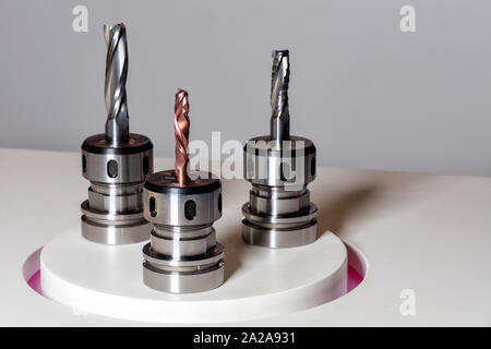 Close-up of metal acier inoxydable et mandrins couteaux pour couper du bois. Banque D'Images
