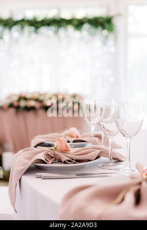 Une belle table service à un mariage moderne avec burgeon de fleur fraîchement sur une serviette beige Banque D'Images