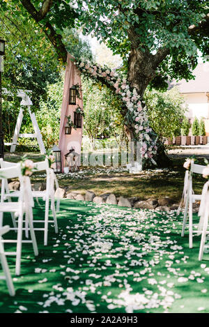 Un superbe endroit pour une cérémonie de mariage près d'un grand arbre vivant. Banque D'Images