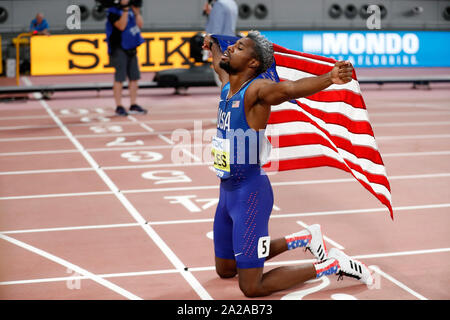 Doha, Qatar. 1 octobre, 2019. Noah Lyles des États-Unis les genoux vers le bas pour célébrer remportant la finale 200m hommes au Championnats du monde d'athlétisme de l'IAAF de 2019 à Doha, Qatar, le 1 octobre, 2019. Credit : Wang Lili/Xinhua/Alamy Live News Banque D'Images