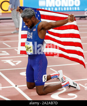 Doha, Qatar. 1 octobre, 2019. Noah Lyles des États-Unis les genoux vers le bas pour célébrer remportant la finale 200m hommes au Championnats du monde d'athlétisme de l'IAAF de 2019 à Doha, Qatar, le 1 octobre, 2019. Credit : Wang Lili/Xinhua/Alamy Live News Banque D'Images