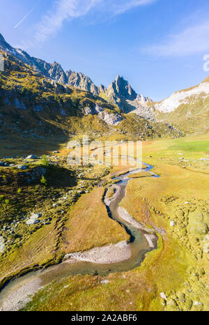 Vue aérienne d'une rivière, Pizzo Prevat et Passo Campolungo de l'Alpe Campolungo. Rodi, Prato Leventina, Léventine, Canton du Tessin, Suisse. Banque D'Images