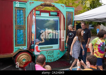 Un garçon a pris sa photo avec un animateur de sirène au Portland Mini Maker faire à OMSi, un musée à Portland, Oregon, le dimanche 8 septembre 2019. Banque D'Images