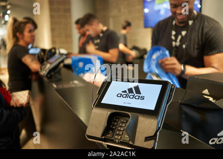 Une machine de marque VeriFone avec logo Adidas sur son écran est vue au comptoir de caisse dans un magasin Adidas à Portland, Oregon, le 13 septembre 2019. Banque D'Images