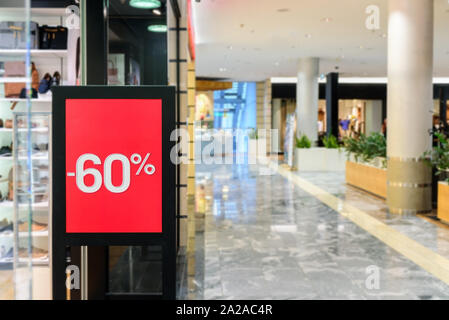 Vente rouge sign in shopping mall. Vente de saison. Personne ne Banque D'Images