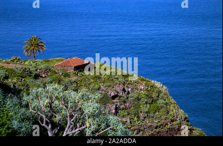 Maison canarienne traditionnelle sur le bord de la falaise, Santo Domingo de Garafía, La Palma, Canary Islands, Espagne, Europe. Banque D'Images