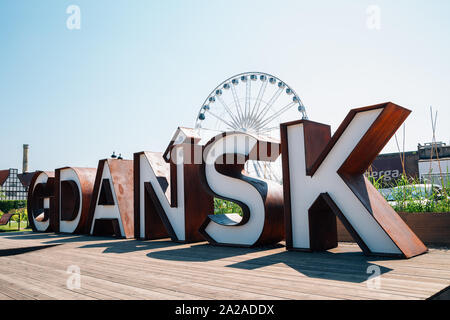 Gdansk, Pologne - 12 juin 2019 : Le nom de la ville Gdansk et grande roue Banque D'Images