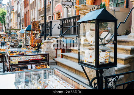 Gdansk, Pologne - 12 juin 2019 : Rue Mariacka, ambre bijoux accessory boutique Banque D'Images