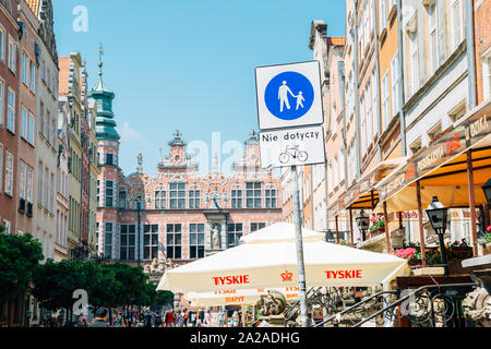 Gdansk, Pologne - 12 juin 2019 : La rue Piwna et l'Académie des beaux-arts Banque D'Images