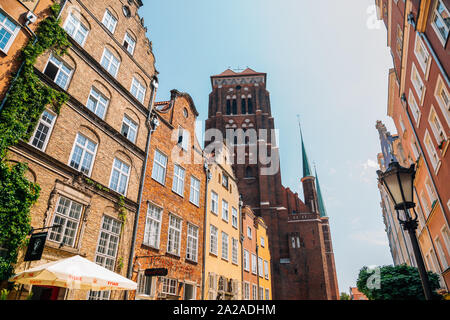 Gdansk, Pologne - 12 juin 2019 : La rue Piwna vieux bâtiments et la Cathédrale St. Banque D'Images