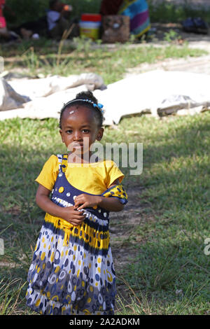 Petite fille d'Afrique, de Zanzibar, l'île de Unguja, Tanzanie. Banque D'Images