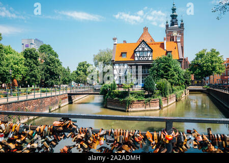 Gdansk, Pologne - 12 juin 2019 : Maison du Meunier et le pont d'amour Banque D'Images