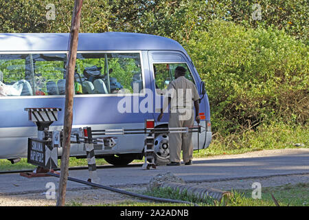 Un minibus touristiques sortant de Jozani-Chwaka Bay National Park, Zanzibar, l'île de Unguja, Tanzanie. Banque D'Images