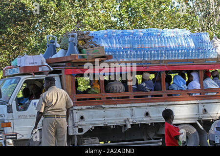 Transport de l'eau et les droits de l'camion de transport entrant Jozani-Chwaka Bay National Park, Zanzibar, l'île de Unguja, Tanzanie. Banque D'Images