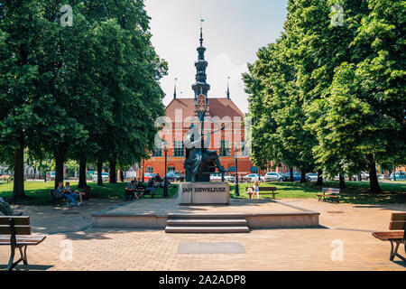 Gdansk, Pologne - 12 juin 2019 : Monument de l'astronome Johannes Hevelius et Old Town Hall Banque D'Images