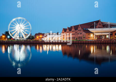 Gdansk, Pologne - 12 juin 2019 : l'Orchestre Philharmonique Baltique polonaise et grande roue avec river dans la nuit Banque D'Images