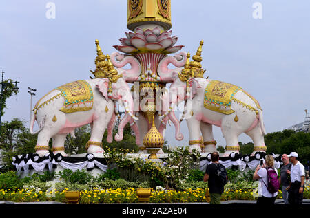 BANGKOK, THAÏLANDE CENTRALE/ Thaïlande- 06. Janvier 2017. Les touristes en face de l'éléphant rose Monument à l'honneur de l'affiche Thai le Roi Bhumibol. Banque D'Images