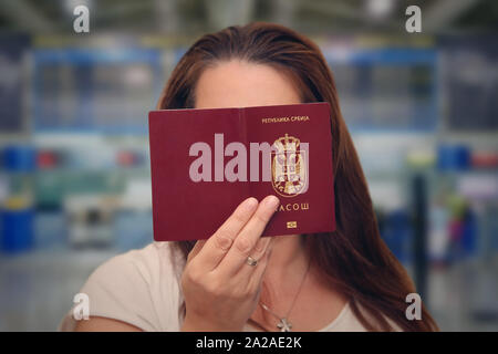 Femme à l'aéroport de quitter le pays Banque D'Images