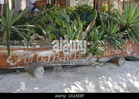 Uroa Bay Beach Resort panneau routier à l'entrée de l'île d'Unguja, à Zanzibar, en Tanzanie. Banque D'Images