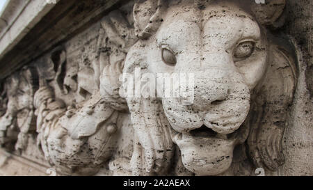 Sculpture de tête de lion sur le pont Vittorio Emanuele II à Rome, Italie. Banque D'Images