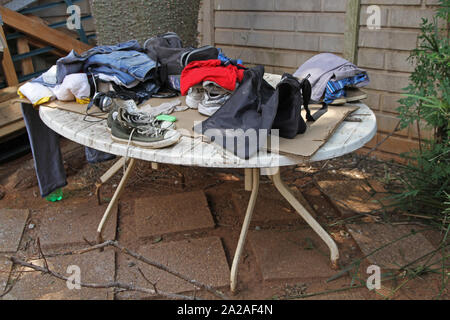 Les vêtements et les sacs polochons sur table à la piscine site de construction, Moreleta Park, Pretoria, Gauteng, Afrique du Sud. Banque D'Images