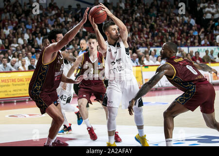 Nemanja gordic , Partizan Belgrade nis, contrariés de mitchell watt , umana venezia reyer, Ike et udanoh , umana venezia reyer, lors de Umana Reyer Banque D'Images