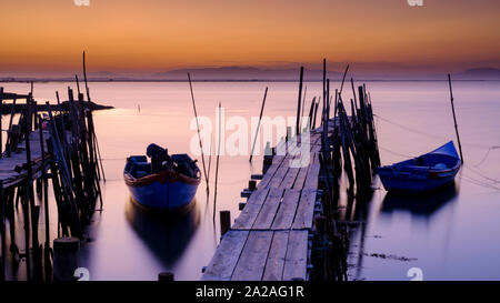 Setubal, Portugal - 11 septembre 2019 : Coucher de soleil à l'hôtel Porto da Carrasqueira en Palafítico la Reserva Natural do Estuário do Sado, Portugal Banque D'Images