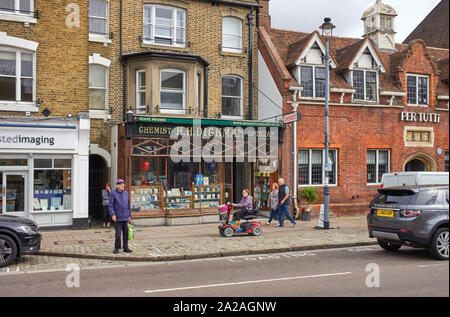 H H Dickman chimiste traditionnel en façade de la rue principale à Berkamsted Banque D'Images