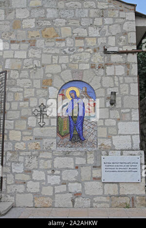 Fresque mosaïque de Saint Petka et sa plaque commémorative à l'extérieur de l'église Saint Petka, forteresse de Kalemegdan, parc de Kalemegdan, Belgrade, Serbie. Banque D'Images