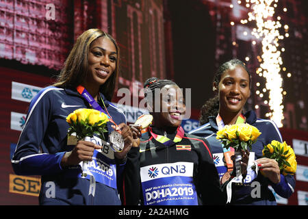 Doha, Qatar. 1 octobre, 2019. Médaillé d'or Halimah Nakaayi (C) de l'Ouganda, médaillé d Raevyn Rogers (L) des États-Unis et de bronze Ajee Wilson de la United States posent pour des photos au cours de l'attribution du 800 m femmes cérémonie au Championnats du monde d'athlétisme de l'IAAF de 2019 à Doha, Qatar, le 1 octobre, 2019. Crédit : Li Ming/Xinhua/Alamy Live News Banque D'Images